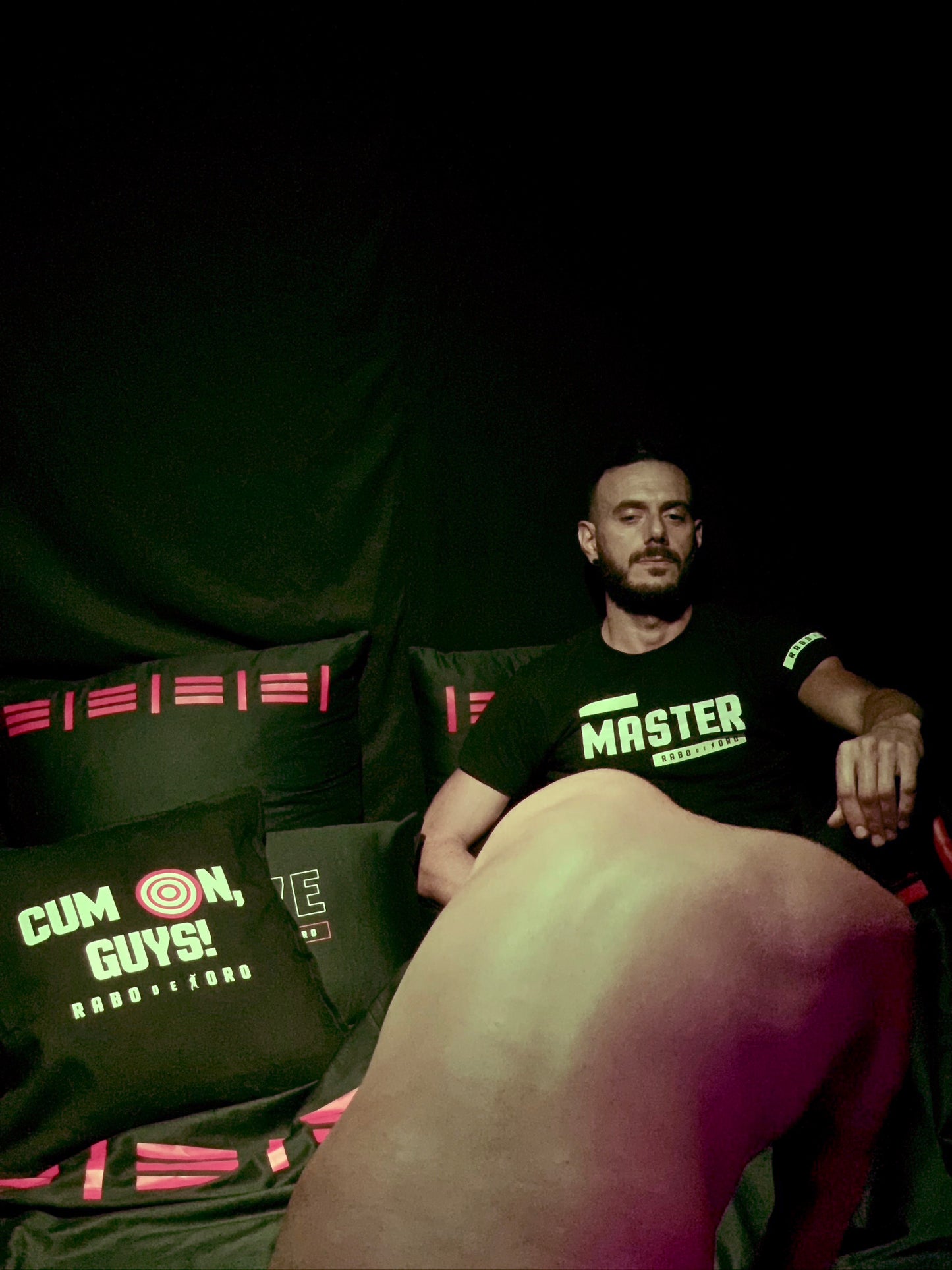 Rabo De Toro - CUM On Guys - Funda de Cojín BDSM