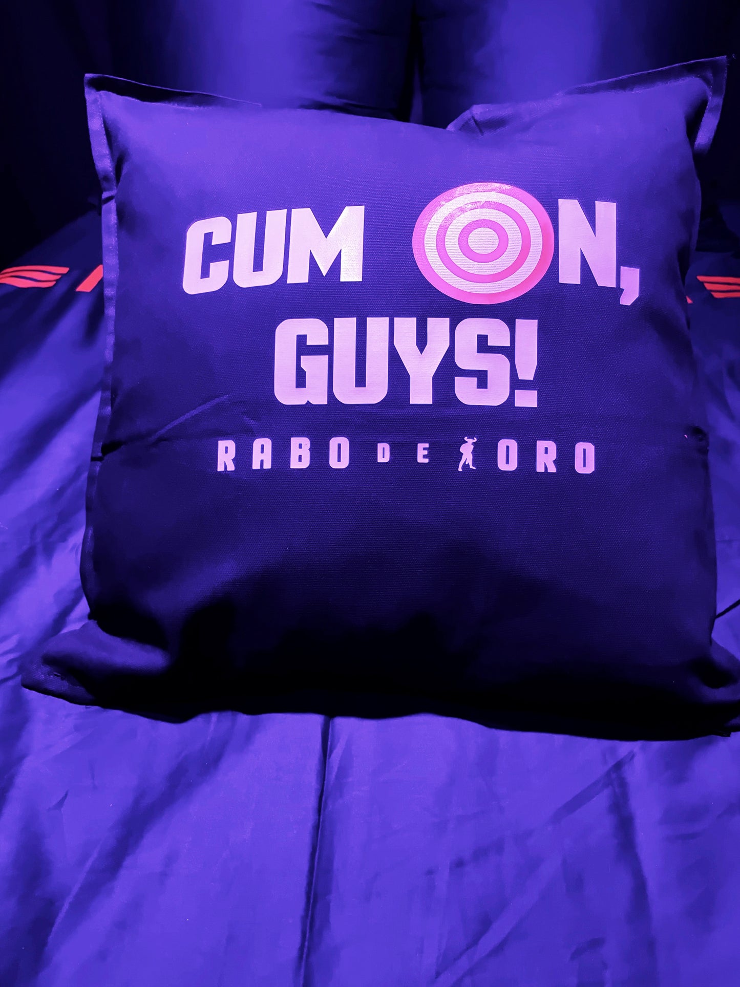 Rabo De Toro - CUM On Guys - Funda de Cojín BDSM