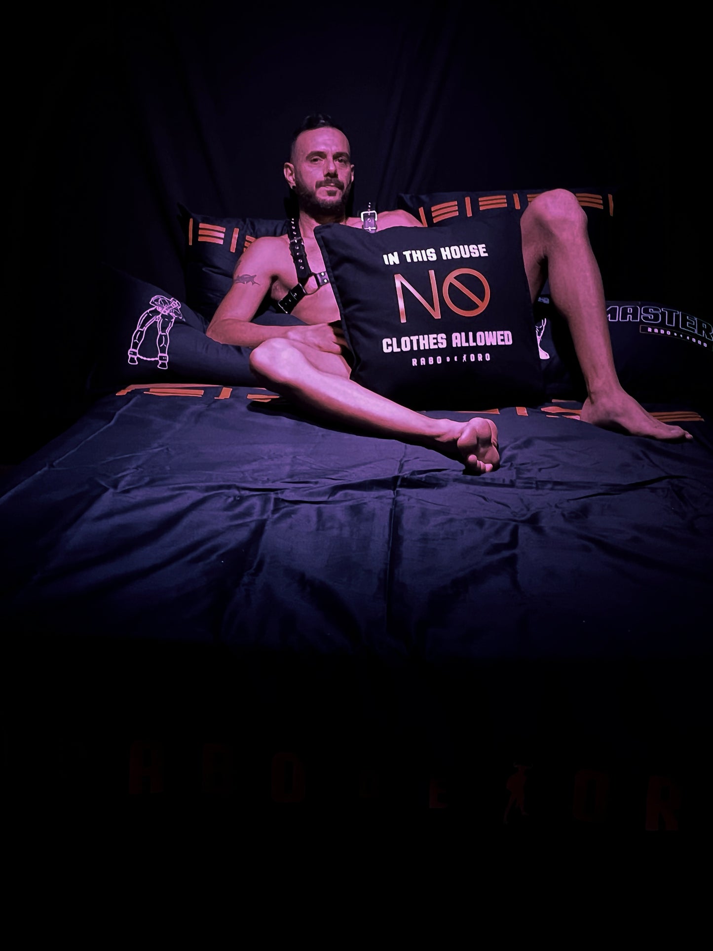 Rabo De Toro – In this House NO CLOTHES Allowed – Husă de Pernă Nudist/Fetish