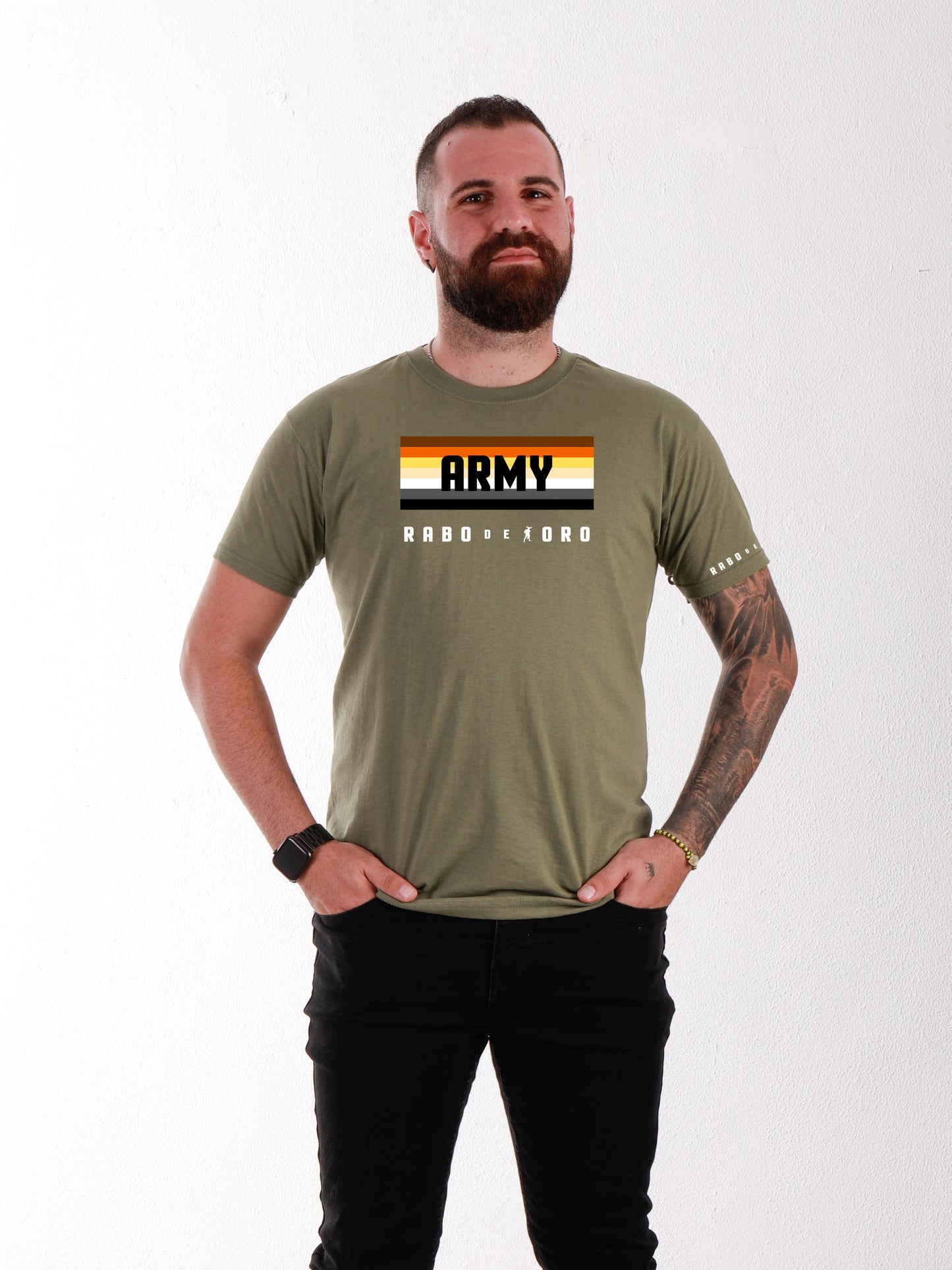 ARMY BEAR Camiseta verde oliva con detalle de la bandera de orgullo oso