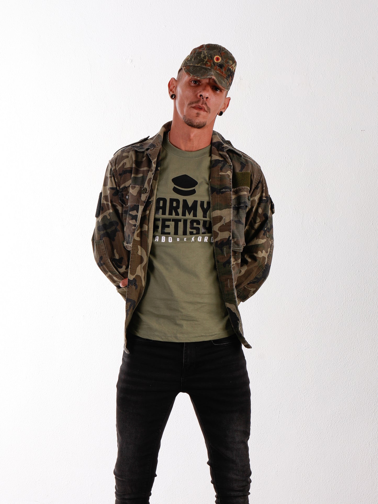 ARMY FETISH Camiseta verde oliva con detalle de gorra militar negra