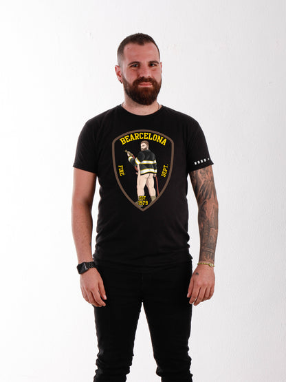 BEARCELONA Schwarzes T-Shirt mit Gay Bear Fireman-Cartoon-Detail