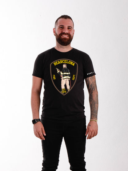 BEARCELONA Schwarzes T-Shirt mit Gay Bear Fireman-Cartoon-Detail