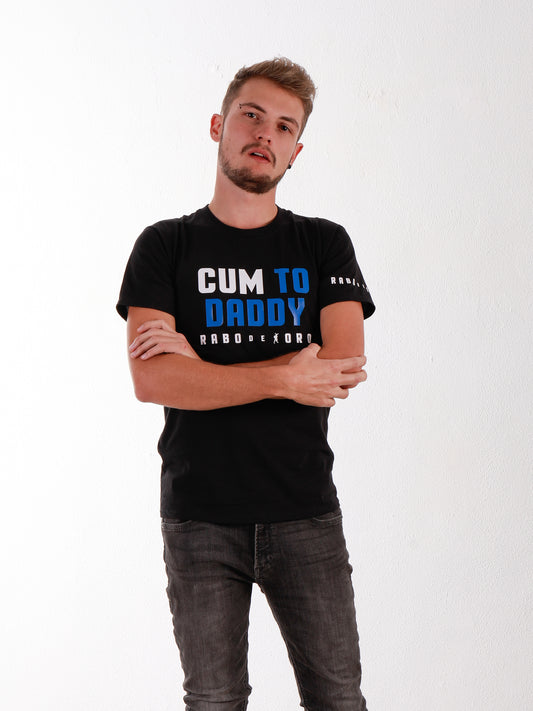 CUM TO DADDY Camiseta negra con detalles en azul y blanco