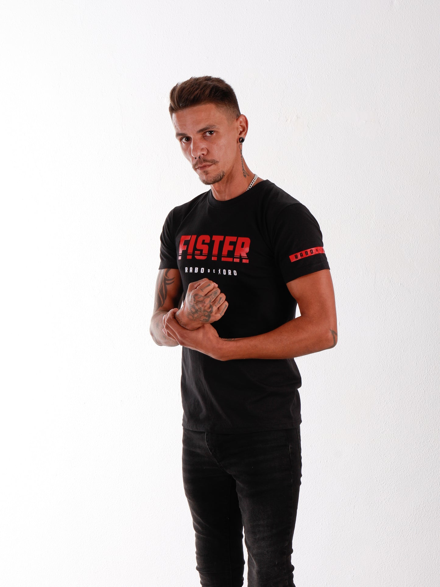 Camiseta FISTER Negra con detalles ROJOS