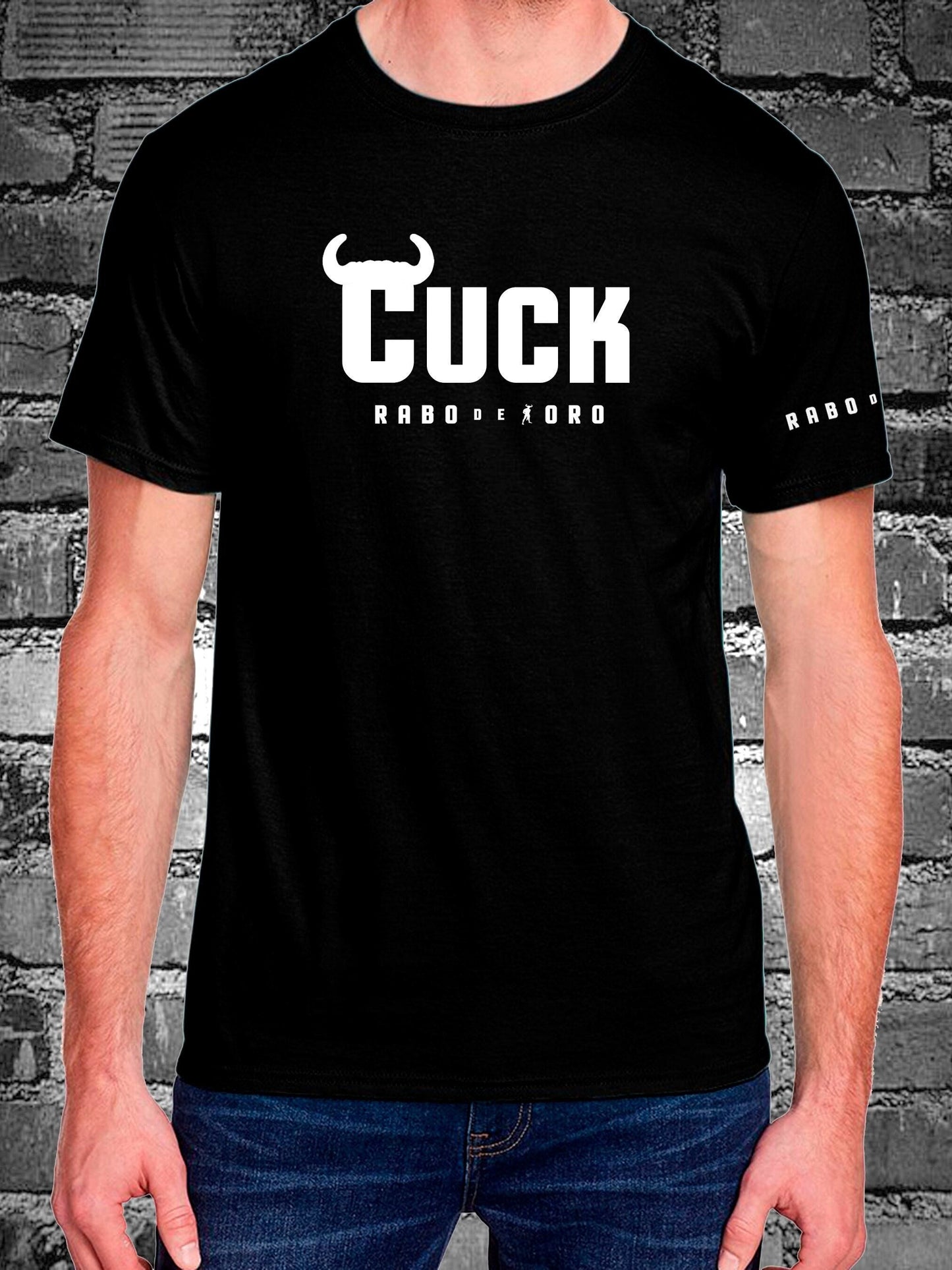 CUCK Camiseta Negra con Detalle de Cuernos de Toro