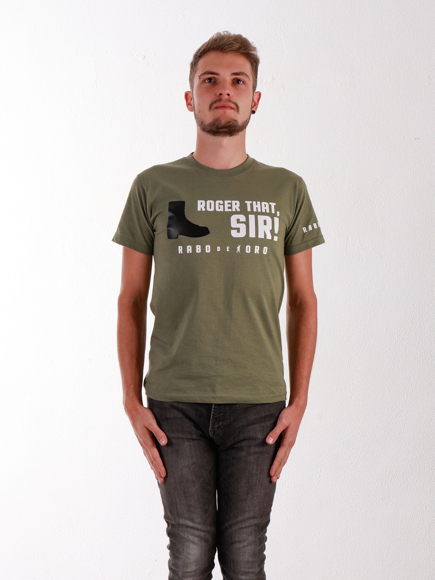 ¡CONFIRMADO SENOR! Camiseta verde oliva con detalle de bota militar