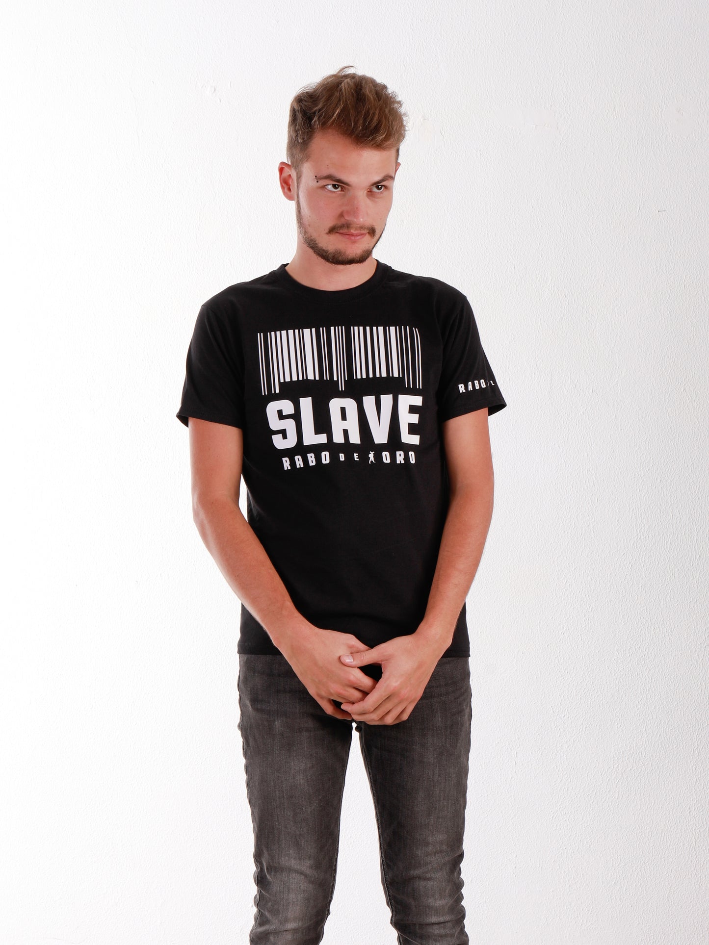 Camiseta SLAVE negra con detalles de código de barras